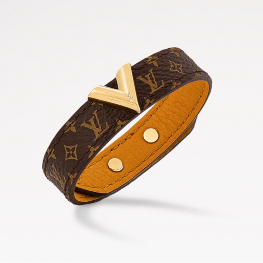 NEW LOUIS VUITTON LEATHER AND CANVAS BRACELET WITH V CHARM
*NEVER WORN*